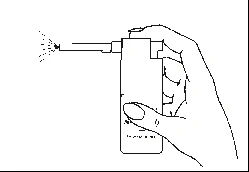 Una mano sostiene un frasco pulverizador vertical mientras presiona el dosificador para emitir un chorro de nebulización por la boquilla superior
