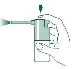 Una mano sostiene un frasco pulverizador mientras un dedo presiona el botón superior para liberar una nube de nebulización desde el