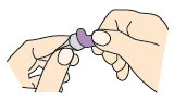 Dos manos sostienen y giran un pequeño dispositivo médico cilíndrico con una tapa morada para abrirlo o prepararlo para su