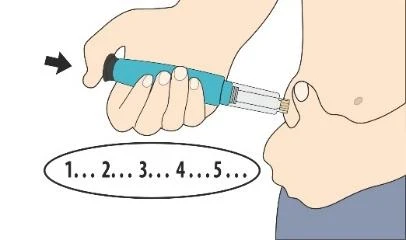 Una mano sostiene una pluma inyectora azul y transparente para inyectar el medicamento en el