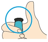 Una mano sostiene firmemente un recipiente cilíndrico azul con tapón negro, resaltado con un círculo azul para indicar el agarre correcto