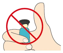 Una mano sostiene un frasco azul con tapón negro cubierto con un círculo rojo de prohibición con una barra diagonal