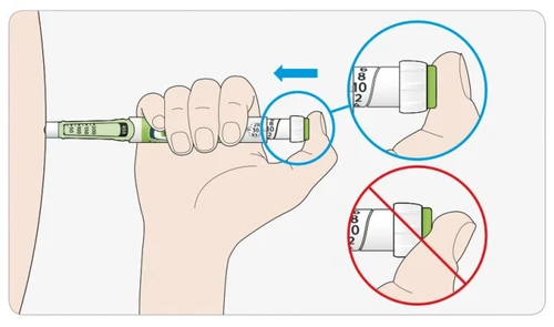 Ilustración médica que muestra una mano sosteniendo una pluma inyectora contra la piel con una flecha azul y dos círculos de comparación con signo de prohibición