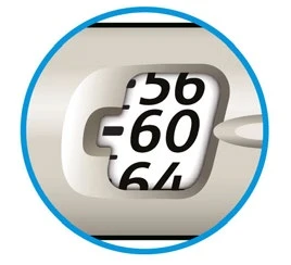 Primer plano de una pantalla digital circular que muestra los números 56, 60 y 64 en negro sobre fondo blanco en el