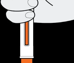 Рука в перчатке держит инъекционную ручку вертикально с оранжевым индикатором дозы, видимым через прозрачное окно