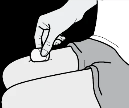 Рука прижимает белый ватный диск к коже бедра человека, одетого в серую одежду