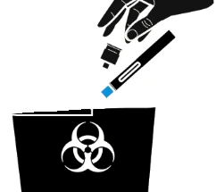 Рука держит инъекционную ручку над черным контейнером со знаком биологической опасности для утилизации медицинских отходов