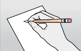 Правая рука держит цветной карандаш, чтобы писать на белом листе бумаги, лежащем на серой поверхности