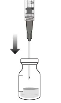 Diagrama que muestra una jeringa con la aguja dirigida hacia abajo penetrando el tapón de un frasco de vidrio que contiene un líquido