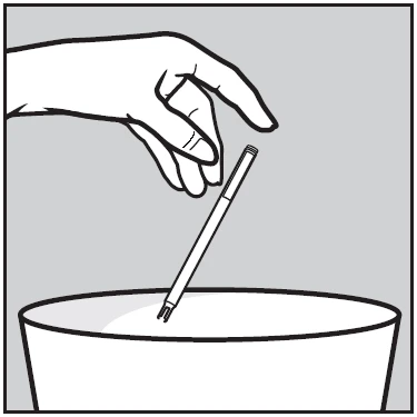 Una mano tiene una penna iniettiva inclinata mentre inserisce la punta nel bordo di un contenitore o contenitore per smaltimento rifiuti