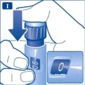 Una mano presiona hacia abajo el tapón de un dispositivo médico con una pantalla que indica la dosis de 0 mg