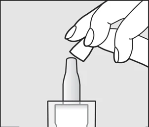 Una mano sostiene un frasco inclinado para verter su contenido en un recipiente con forma de ampolla que tiene un pico estrecho