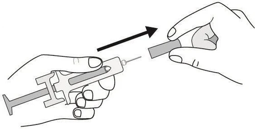 Две руки снимают защитный колпачок с иглы медицинского шприца, что показано чёрной стрелкой, направленной вправо