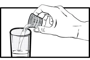 Una mano vierte un líquido desde un vaso medidor graduado con marcas en mililitros hacia un vaso de