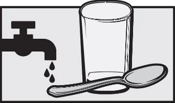 Una llave abierta con agua corriendo al lado de un vaso lleno y una cuchara colocada delante