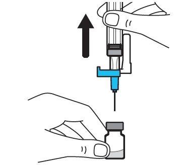 Одна рука вертикально піднімає шприц-ручку над невеликим скляним флаконом, який утримується іншою рукою