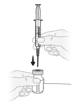 Одна рука держит шприц с иглой, направленной к пробке стеклянного флакона для