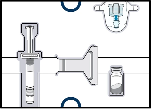Diagrama médico que muestra una jeringa con émbolo, un frasco de vidrio con polvo blanco y un conector con válvula azul sobre fondo blanco