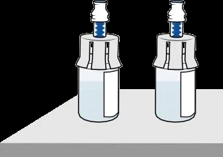 Dos frascos cilíndricos blancos con tapones azul y blanco colocados sobre una superficie plana gris con fondo negro