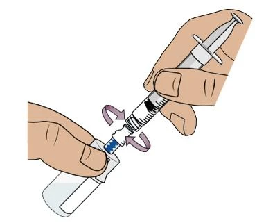 Dos manos que giran una jeringa para acoplarla a un frasco de vidrio mediante un conector azul con flechas curvas que indican el movimiento