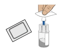 Una mano presiona un tapón blanco sobre un frasco de vidrio que contiene polvo gris para preparar el medicamento
