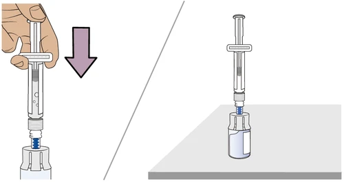 Una mano empuja verticalmente una jeringa hacia el frasco de medicamento para conectarla