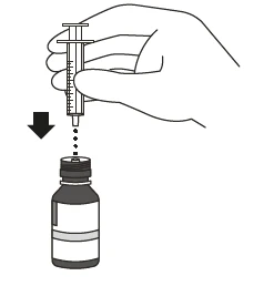 Una mano sostiene una jeringa y la empuja hacia abajo con una flecha negra para aspirar el contenido de un frasco de medicamento