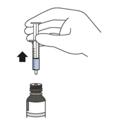 Una mano sostiene una jeringa con líquido azul y una flecha negra indica el movimiento hacia