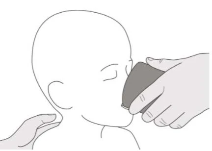Dibujo lineal de una persona con los ojos cerrados que sostiene un dispositivo gris contra la cara mientras una mano sostiene el cuello