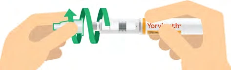 Две руки держат инъекционную ручку Yoryvance, зелёные стрелки указывают вращательное движение для подготовки устройства