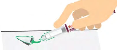 Рука держит белую и красную инъекционную ручку, снимая прозрачный защитный колпачок, зелёная стрелка указывает движение