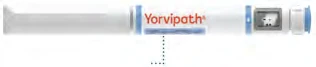 Белый автоинжектор с красным логотипом Yorvipath и индикатором дозы с прозрачным окном сверху