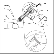 Dibujo técnico que muestra las manos sosteniendo una pluma inyectora para administrar el medicamento sobre la piel del brazo, con detalle del mecanismo