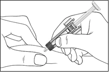 Ręka trzyma strzykawkę z igłą, której koniec wprowadzany jest pod skórę palca trzymanego przez