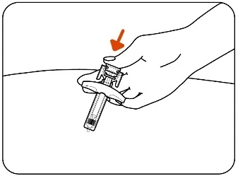 Una mano presiona el botón superior de un dispositivo médico en forma de pluma, indicado por una flecha naranja hacia abajo