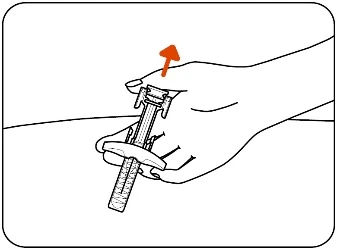 Una mano sostiene un dispositivo médico en forma de jeringa con una flecha naranja dirigida hacia la