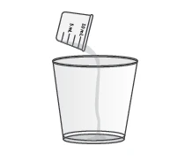Un misurino graduato da 5 ml versa un liquido trasparente all'interno di un bicchiere vuoto con contorno nero su sfondo bianco