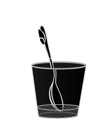 Un cucchiaio bianco con manico lungo inserito all'interno di un bicchiere nero con fondo punteggiato su sfondo bianco