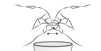 Disegno lineare di due mani che tengono un piccolo oggetto tra le dita con una doppia freccia orizzontale che indica un movimento laterale