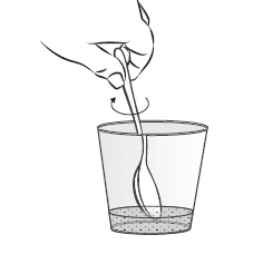 Una mano che tiene un cucchiaino e lo mescola con un movimento rotatorio all'interno di un bicchiere contenente un liquido con piccoli granuli