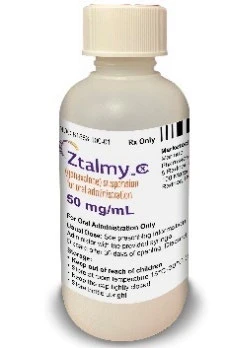 Frasco de medicamento Ztalmy de 50 mg/mL con etiqueta blanca que contiene instrucciones para administración oral y advertencias de almacenamiento
