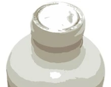 Primer plano de un frasco farmacéutico blanco con cuello cilíndrico y abertura superior circular sobre fondo neutro