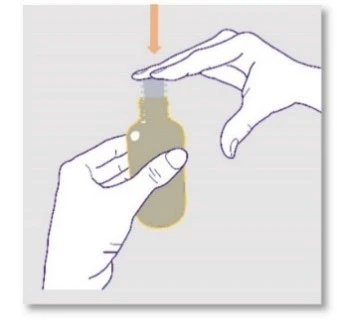 Dos manos manipulando un frasco médico con una flecha naranja que indica la presión del dedo sobre la tapa para abrirla