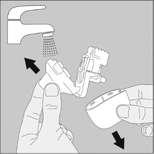 Mani che tengono un dispositivo medico sotto un getto d'acqua dal rubinetto, frecce nere indicano la direzione del risciacquo e della rimozione della protezione
