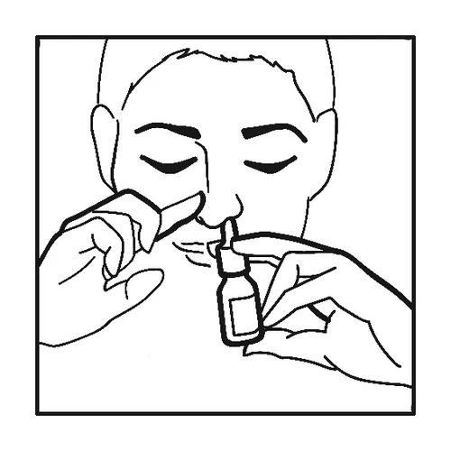 Instrucción dibujada en blanco y negro que muestra el rostro de una persona sosteniendo cerca de la nariz un pequeño frasco con cuentagotas para la aplicación del medicamento