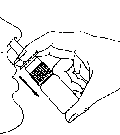 Mano sosteniendo el inhalador posicionado en ángulo hacia la boca de una persona, con una flecha que indica la dirección de inclinación del dispositivo hacia la cara