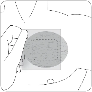 Disegno che mostra una mano mentre applica un cerotto quadrato sull'addome di una persona, con area di applicazione del farmaco indicata da una linea tratteggiata