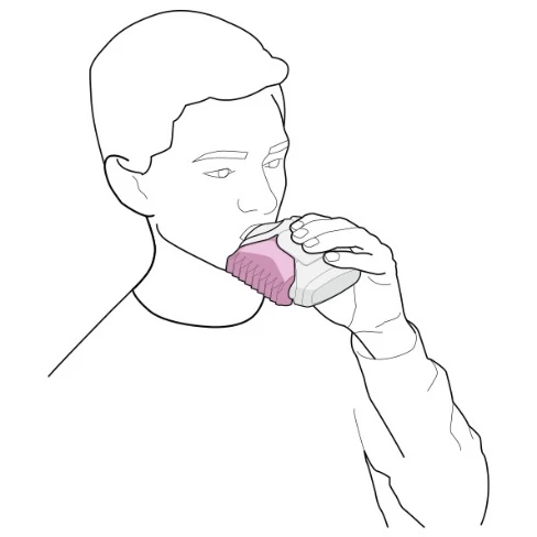 Dibujo esquemático de un hombre sosteniendo en la mano y bebiendo de un pequeño vaso o recipiente rosado con medicamento