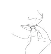 Dibujo lineal de una mano sosteniendo una pequeña pastilla justo delante de una boca abierta en un rostro de perfil, con el fin de ingerir el medicamento