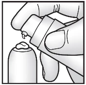Mano che tiene un atomizzatore bianco, dal quale fuoriesce una piccola goccia di preparato direttamente sulla punta del dito indice della mano